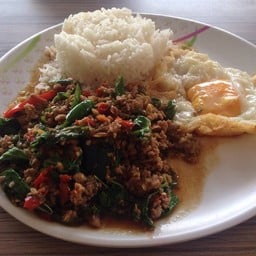 กระเพราเนื้อ ไข่ดาว จานเดียวจุกเลย