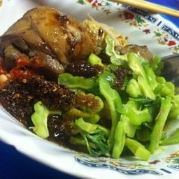 ก๋วยเตี๋ยวไก่มะระ (ปากซอยอินทามระ 33)