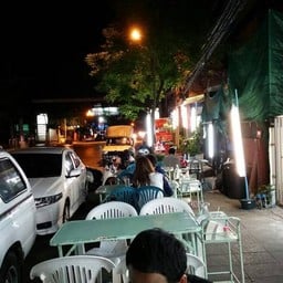 ที่นั่งริมถนน