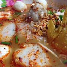 เส้นเล็กต้มยำ