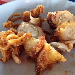 หมึกไข่ทอดกระเทียมตัวละ 50 บาทแน่ะ