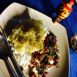 กะเพราะหมูสับไข่ดาวสุก อร่อยมากกกก 60บาท =^.^=