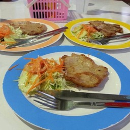 อันนี้มีแต่สเต๊กหมู ไก่ยังไม่มา