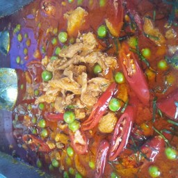 ตอนนี้เราบริการมื้อเที่ยงเป็นข้าวแกงขนมจีนแกงใต้ครับ น้ำพริกกะปิผักสดฟรี