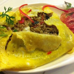 ข้าวผัดกระเพราห่อไข่
