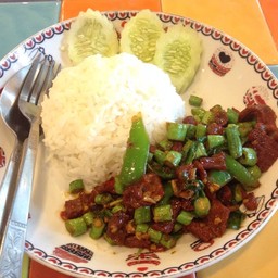 ข้าวราดกระเพราเนื้อเค็ม 