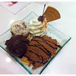 เครปภูเขาไฟ 129 บาท จริงๆไอศกรีม1ลูกนะคะ อันนี้สั่งเพิ่ม อิอิ