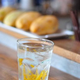 น้ำเปล่าใส่ผิวเปลือกส้มหอมไปอีกแบบครับ