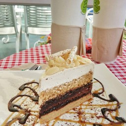 เค้กอัลมอนต์มอคค่า