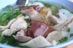 ต้มเลือดหมู น้ำซุปหวานกระดูกหมู เครื่องในเต็มชาม