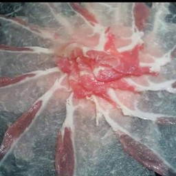 หมูบางเฉียบ ส่งมาทีละจานแล้วก็เว้น ให้เรทกินผักรอ อีกละ