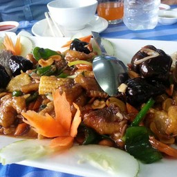 เนื้อปลาผัดเม็ดมะม่วง