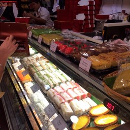 มีขนมขายเยอะเลย