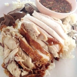 ข้าวมันไก่ผสมใส่ตับบริสุทธิ์เหมือนเดิม คือไม่เอาผักอะไรเลย
