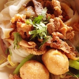 ก๋วยเตี๋ยวเรือหมูน้ำตก ลุง ป้า รามคำแหง 175