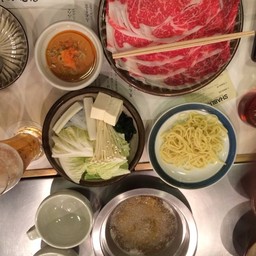 เริ่มทานได้ จะมีหม้อต้มเฉพาะตัวใบเล็กๆข้างหน้าครับ จะสั่งข้าวหรือบะหมี่ ก็ได้คับ