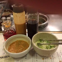 ทีเด็ดอยู่ที่น้ำจิ้มครับ มีน้ำมันพริก งาขาวบดผสมสูตรของทางร้าน ซ๊อสชาบูและต้นหอม