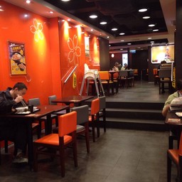 โต้ะในร้าน ไม่เบียดเท่าสาขา Tsim Sha Tsui