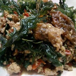 ไข่เยี่ยวม้ากะเพากรอบ 