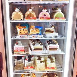 เค้กไอศกรีมค่ะ ตอนเด็กๆอยากินม้ากกไม่เคยได้กินเลยเพราะชิ้นนึงแพ๊งแพง