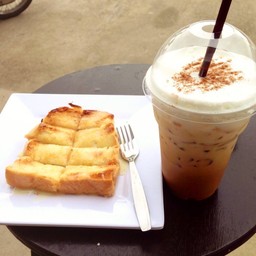 คาปูชิโน่เย็น กับ ขนมปังปิ้ง หน้าเนย-นมข้น