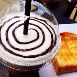 มอคค่าเย็น กับ ขนมปังปิ้ง หน้าแยมส้ม