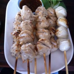 ลูกชิ้นหมูและเอ็นหมูปิ้ง