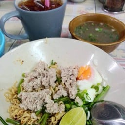 มาม่าต้มยำแห้งใส่ไข่