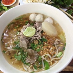 หมูหมักต้มยำลูกชิ้นเล็ก