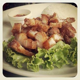 ข้าวหมูทอด ใช้หมูสามชั้นทอดได้กรอบนอกนุ่มในรสชาติอร่อยมากค่ะ 