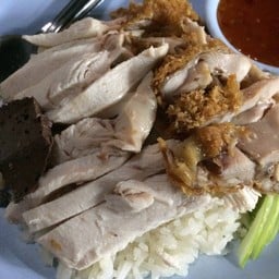 ข้าวมันไก่ตอน ข้างรพ.เพชรเวช