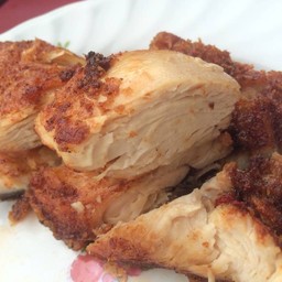 อกไก่ทอดใหม่ๆ ร้อนๆ เนื้อแน่นกินเต็มคำ