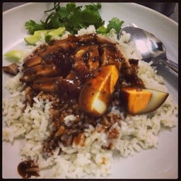 ข้าวหมูกรอบ น้ำราดรสเข้ม