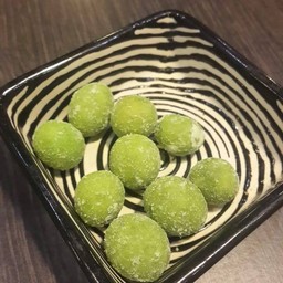 ถั่ววาซาบิบริการ กินเล่นรออาหารครับ