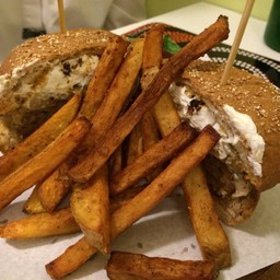 Robin Island Burger เนื้อเต็มๆ และเฟรนช์ฟรายก็อร่อยสุดๆ