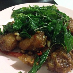 กะเพราไข่เยี่ยวม้า 