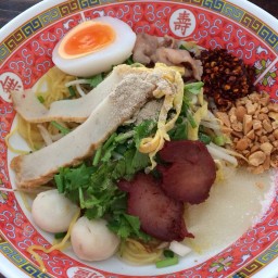 เตี๋ยวไข่สามโลก