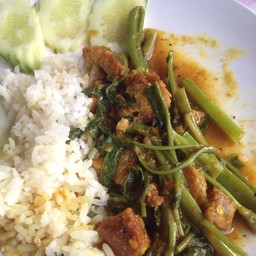 เครื่องแกงหมูกรอบผักบุ้ง