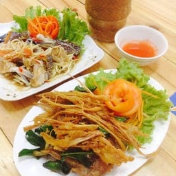 ตำปูม้า กะ ไก่ทอดเกลือ. ง่ำๆ