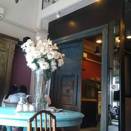 ประตูเก่าบานใหญ่มาก