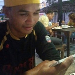 เจ้าของร้าน นักมวยโอลิมปิก วรพจน์ เพชรขุ้ม