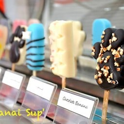 Annette i tim Tuk Tuk ประตูน้ำ