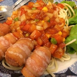 สปาเก็ตตี้ซอสแดง เบคอนสติ๊ก