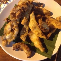 ปลาทรายทอดกระเทียม