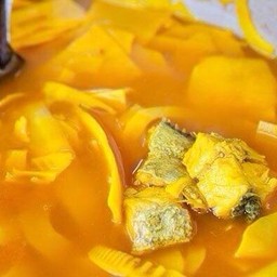 แกงส้มปลากระพงหนอไม้ดอง. 