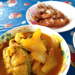 แกงส้มและหมูทอด