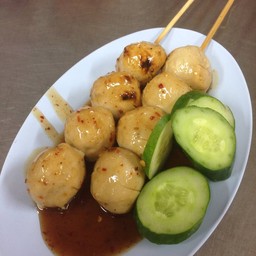 ลูกชิ้นปิ้งหน้าร้านยุ้ย หน้าร้านยุ้ยโภชนา หน้าแมคคอร์มิค