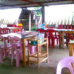 ที่นั่งภายในร้าน มีแบบซุ้มไว้บริการด้วย