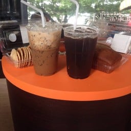 ม๊อคค่าเย็น และอเมริกาโน่เย็น กับเค้าเตอร์สวยๆจองร้าน