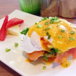 Smoke Salmon egg Benadict With Marmite